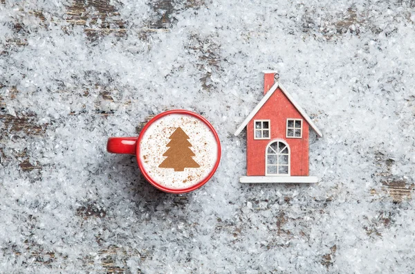 Cappuccino avec forme d'arbre de Noël et jouet maison sur artificielle — Photo