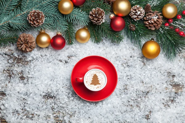 Cappuccino a forma di albero di Natale e ramo di pino su artifici — Foto Stock