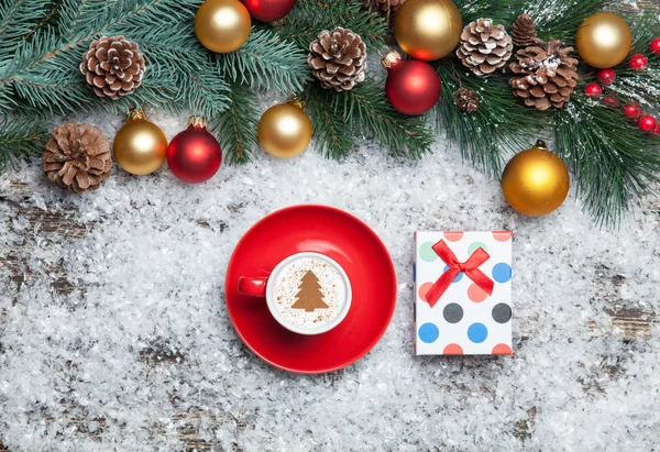 Cappuccino com forma de árvore de natal e caixa de presente em artificial — Fotografia de Stock