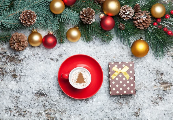 Cappuccino con albero di Natale a forma e confezione regalo su artificiale — Foto Stock