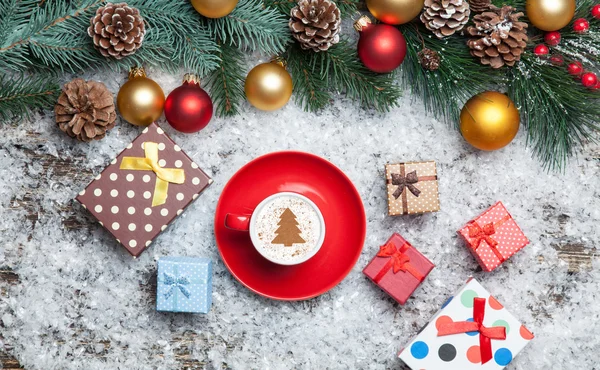 Cappuccino com forma de árvore de natal e caixa de presente em artificial — Fotografia de Stock