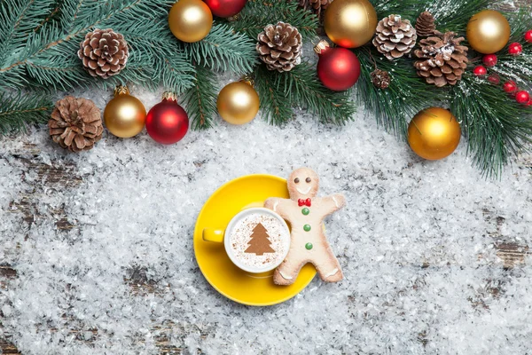 Cappuccino with christmas tree shape and gingerbread man on arti — Stock Photo, Image