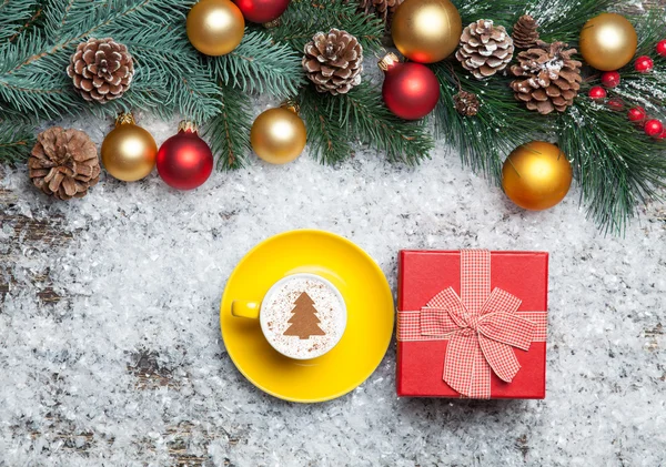 Cappuccino avec forme d'arbre de Noël et boîte cadeau sur artificielle — Photo