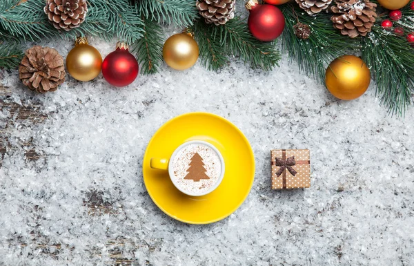 Cappuccino con albero di Natale a forma e confezione regalo su artificiale — Foto Stock