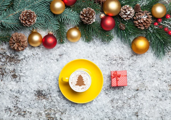 卡布奇诺与人工圣诞树形状及礼品盒 — 图库照片