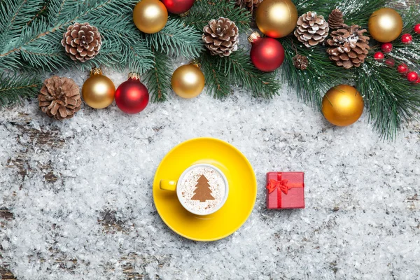 卡布奇诺与人工圣诞树形状及礼品盒 — 图库照片