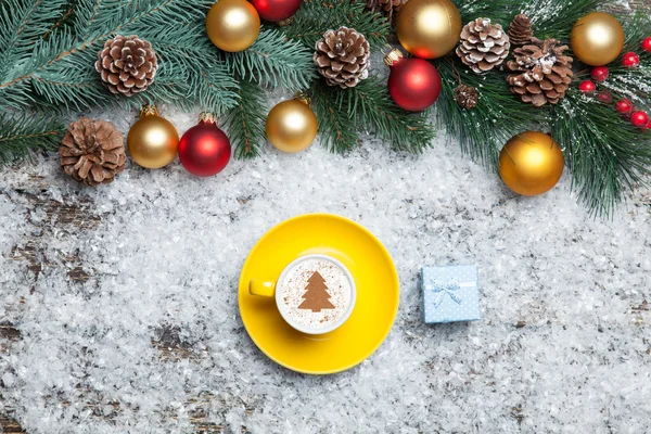 Kapuçino üzerinde yapay Noel ağacı şekil ve hediye kutusu — Stok fotoğraf