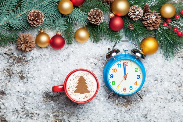 Cappuccino con albero di Natale a forma e orologio su sno artificiale — Foto Stock