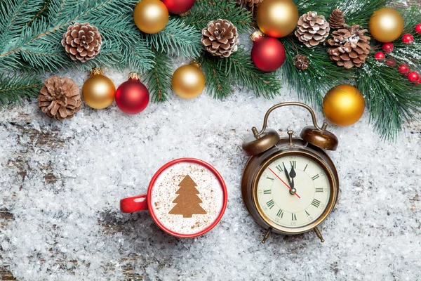 Cappuccino with christmas tree shape and clock on artificial sno — Stock Photo, Image