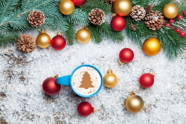 Artifici のクリスマス ツリー形状と松の枝とカプチーノ — ストック写真