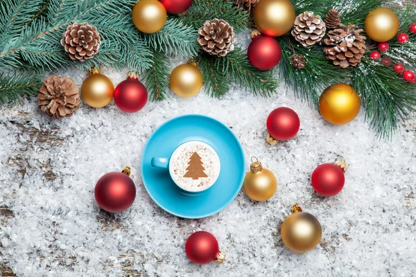 Cappuccino med julgran form och pine gren på artifici — Stockfoto