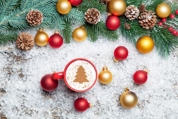 Cappuccino a forma di albero di Natale e ramo di pino su artifici — Foto Stock