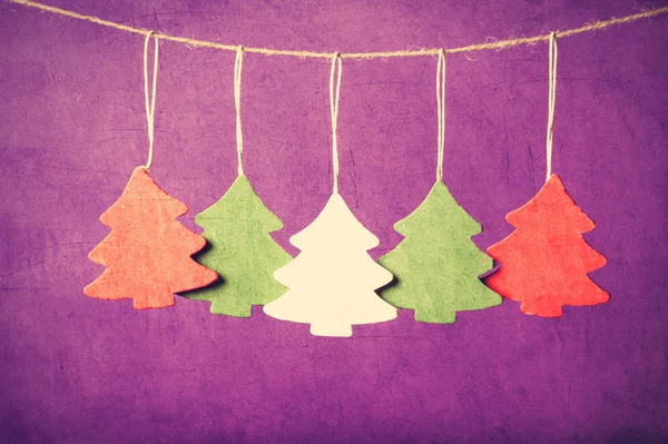 Fünf Weihnachtsbaumspielzeuge hängen am Jutefaden. — Stockfoto