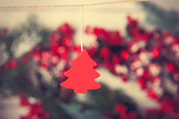 Weihnachtsbaumspielzeug hängt am Jutefaden. — Stockfoto