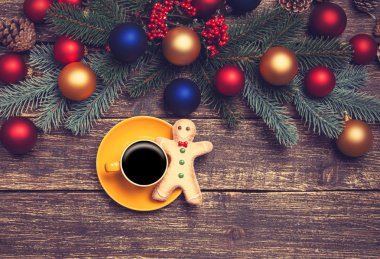 Çamın dalları chritmas topları ile yakınındaki bir masada sıcak kahve