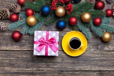 Çamın dalları chritmas topları ile yakınındaki bir masada sıcak kahve