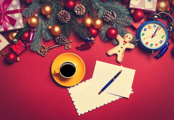 Café e carta com presentes de Natal no fundo vermelho . — Fotografia de Stock