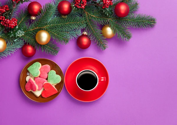 Varmt kaffe och pine gren med jul leksaker på violett backgro — Stockfoto