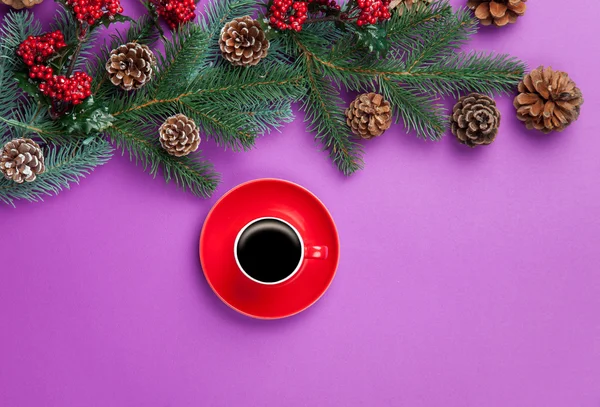 Caffè caldo e ramo di pino con giocattoli natalizi su backgro viola — Foto Stock