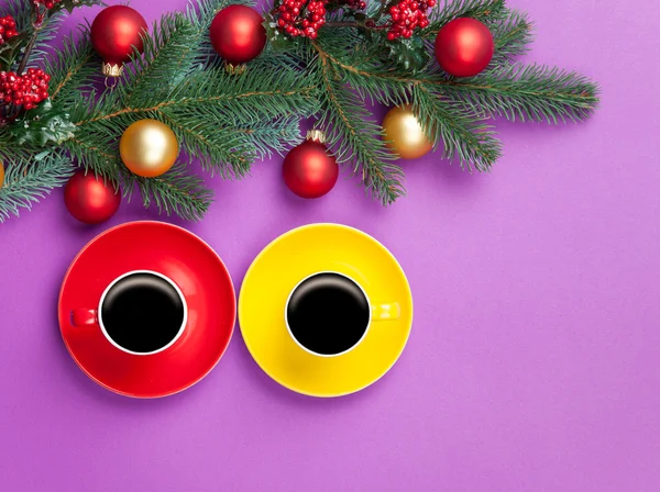 Caffè caldo e ramo di pino con giocattoli natalizi su backgro viola — Foto Stock