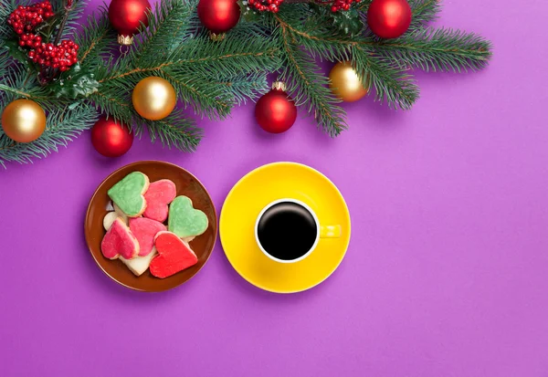 Gorąca kawa i sosny oddział z Boże Narodzenie zabawki na fiolet backgro — Zdjęcie stockowe