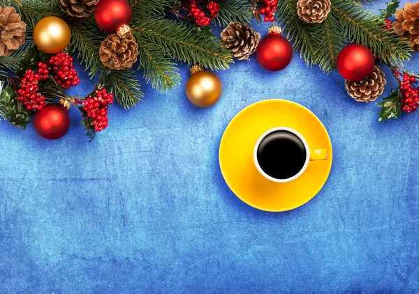 Caffè Caldo Ramo Pino Con Palle Natale Sfondo Blu — Foto Stock