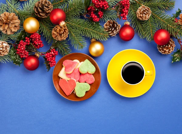Горячий кофе и сосновая ветка с рождественскими шариками на голубой заднице — стоковое фото
