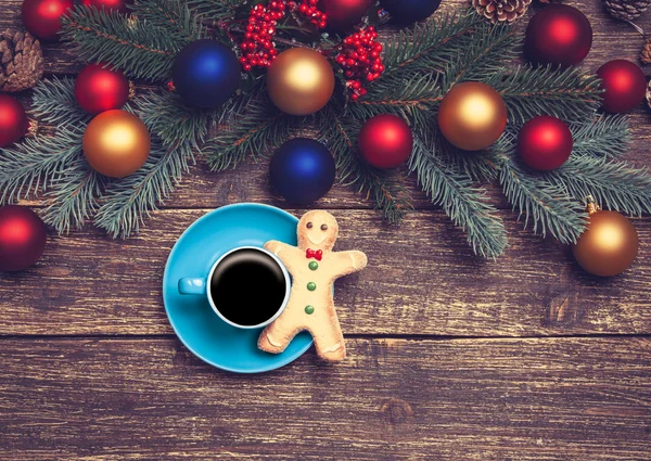 Heißer Kaffee auf einem Tisch in der Nähe von Kiefernzweigen mit Weihnachtskugeln — Stockfoto