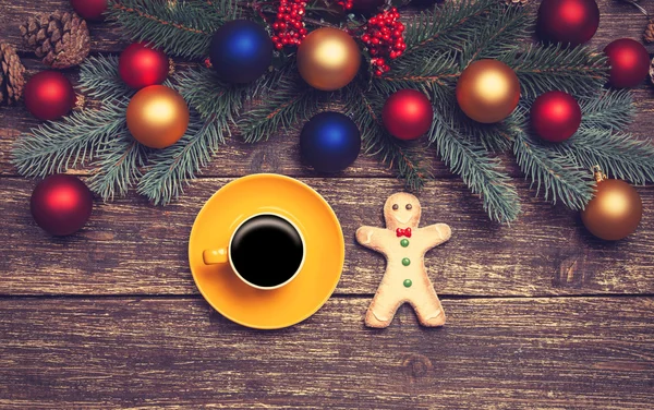 Hot coffee on a table near pine branches with chritmas balls — Stock Photo, Image