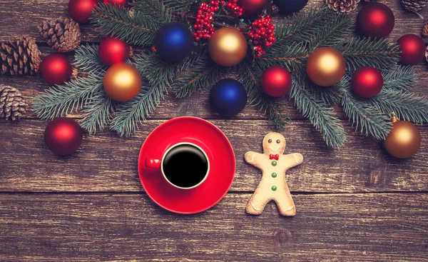 Hot coffee on a table near pine branches with chritmas balls — Stock Photo, Image