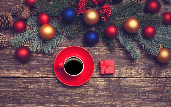 Hot coffee on a table near pine branches with chritmas balls — Stock Photo, Image