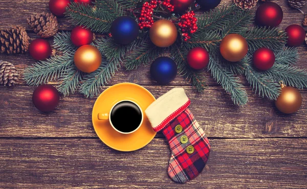 Hot coffee on a table near pine branches with chritmas balls — Stock Photo, Image