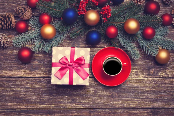 Café caliente en una mesa cerca de ramas de pino con bolas de chritmas — Foto de Stock