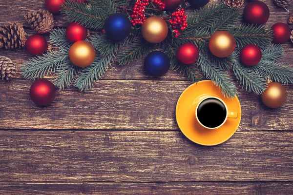 Hot coffee on a table near pine branches with chritmas balls — Stock Photo, Image