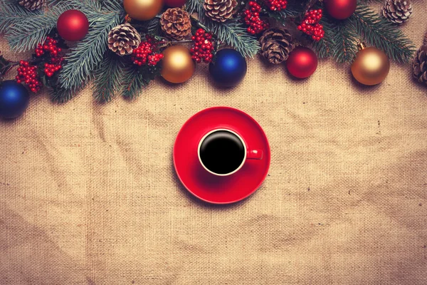Gorąca kawa z kształt choinki, na stole w pobliżu pine oddział — Zdjęcie stockowe