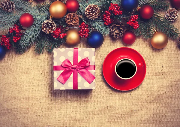 Sıcak kahve ve hediye kutusu — Stok fotoğraf