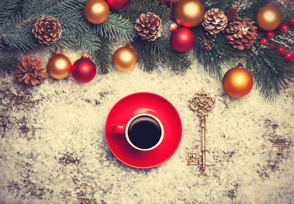 Cappuccino z i klucz na tle sztucznego śniegu — Zdjęcie stockowe