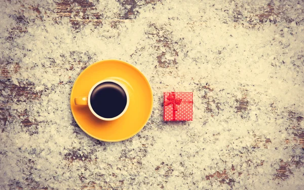 Cappuccino con caja de regalo sobre nieve artificial —  Fotos de Stock