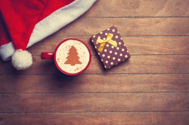 Kapuçino Noel şapka ve ahşap masa hediye.