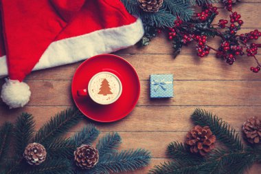 Çam ve ahşap masa şapkasını kahve ve hediye kutusu fincan.