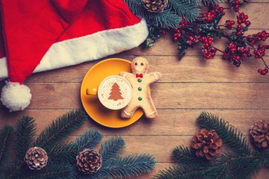 Zencefilli kurabiye adam ahşap tablo ile kahve.