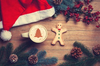 Zencefilli kurabiye adam ahşap tablo ile kahve.