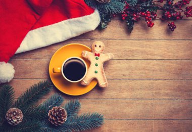 Zencefilli kurabiye adam ahşap tablo ile kahve.