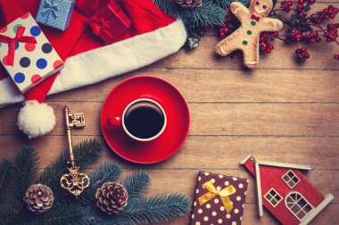 Kahve ile çam dal ve Noel hediyeleri ahşap bac üzerinde
