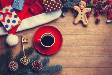 Kahve ile çam dal ve Noel hediyeleri ahşap bac üzerinde