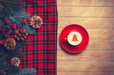 Cappuccino ve çam dalı ile tartan ahşap tablo.