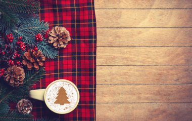 Cappuccino ve çam dalı ile tartan ahşap tablo.