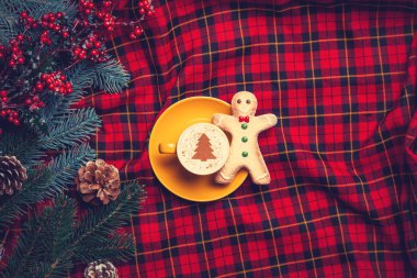 Kapuçino tartan backgr zencefilli kurabiye adam ve çam dalı ile