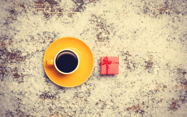 Caffè con confezione regalo su neve artificiale — Foto Stock