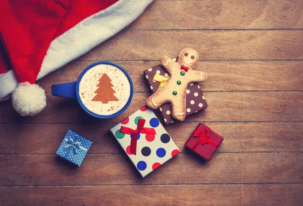 Cappuccino mit Lebkuchenmann auf Holztisch. — Stockfoto